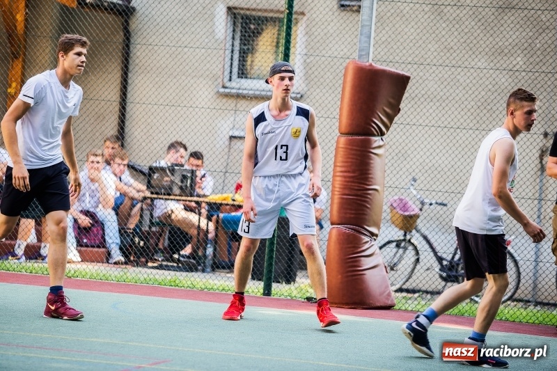 Zdjęcie w galerii na portalu naszraciborz.pl: W CKZiU nr 1 rywalizowali w rozgrywkach streetballa wiadomości z regionu
