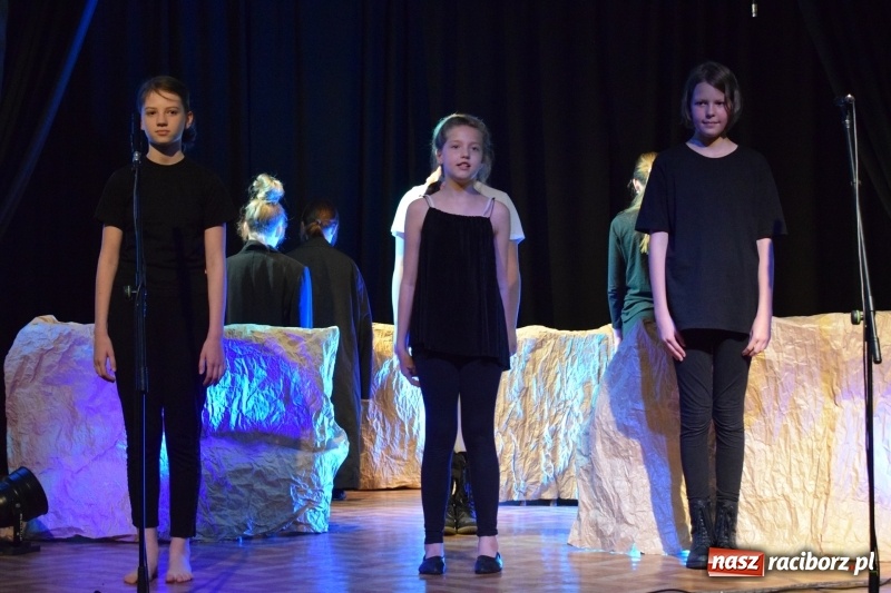Zdjęcie w galerii na portalu naszraciborz.pl: Teatralne podsumowanie roku szkolnego w Młodzieżowym Domu Kultury wiadomości z regionu