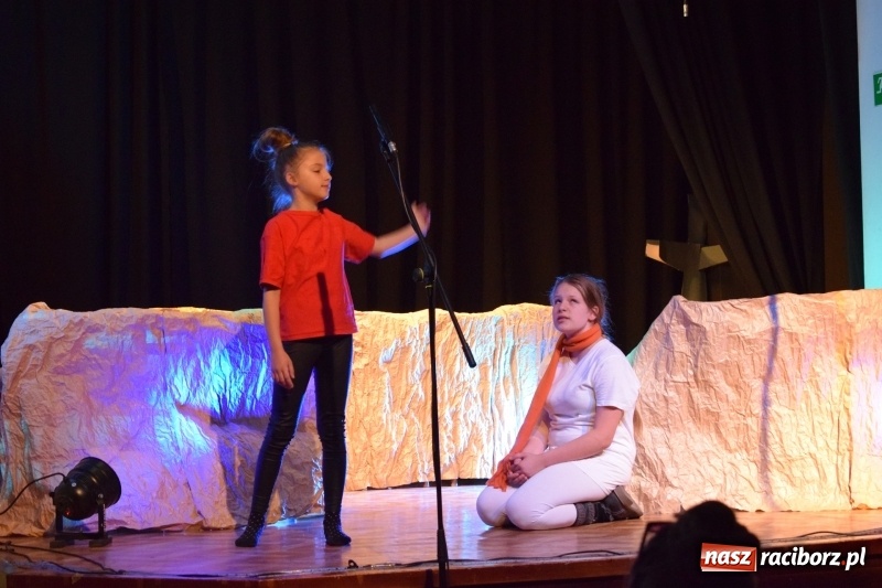 Zdjęcie w galerii na portalu naszraciborz.pl: Teatralne podsumowanie roku szkolnego w Młodzieżowym Domu Kultury wiadomości z regionu