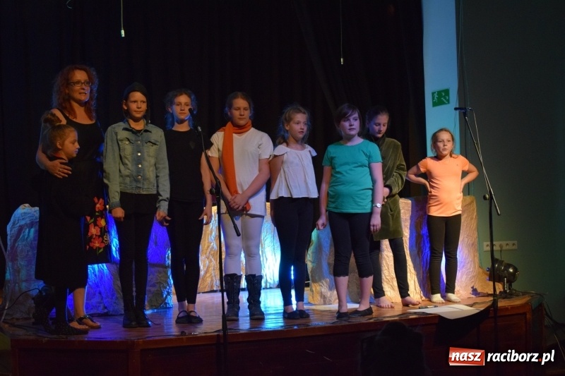 Zdjęcie w galerii na portalu naszraciborz.pl: Teatralne podsumowanie roku szkolnego w Młodzieżowym Domu Kultury wiadomości z regionu