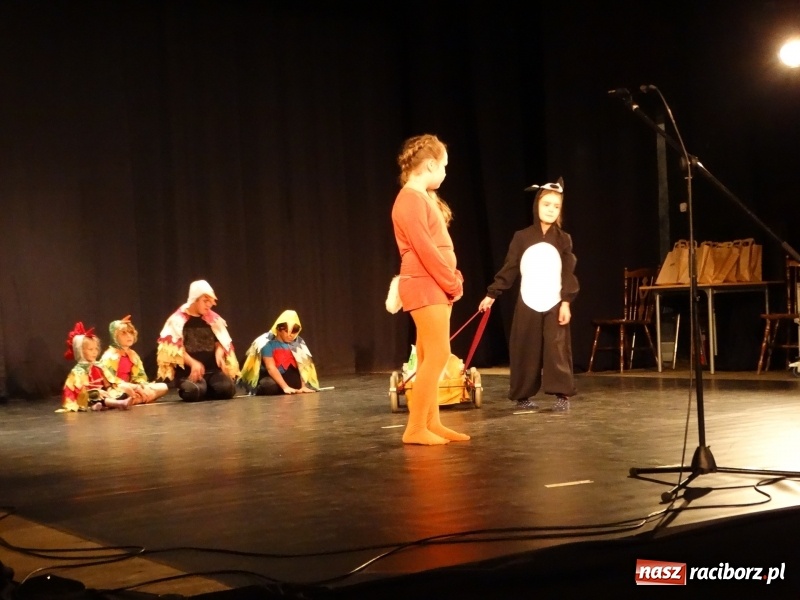 Zdjęcie w galerii na portalu naszraciborz.pl: Teatralne podsumowanie roku szkolnego w Młodzieżowym Domu Kultury wiadomości z regionu