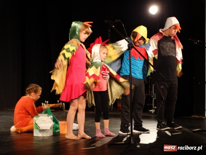 Zdjęcie w galerii na portalu naszraciborz.pl: Teatralne podsumowanie roku szkolnego w Młodzieżowym Domu Kultury wiadomości z regionu