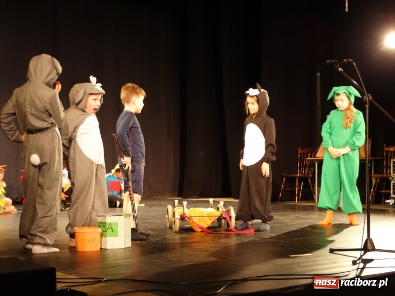 Zdjęcie w galerii na portalu naszraciborz.pl: Teatralne podsumowanie roku szkolnego w Młodzieżowym Domu Kultury wiadomości z regionu