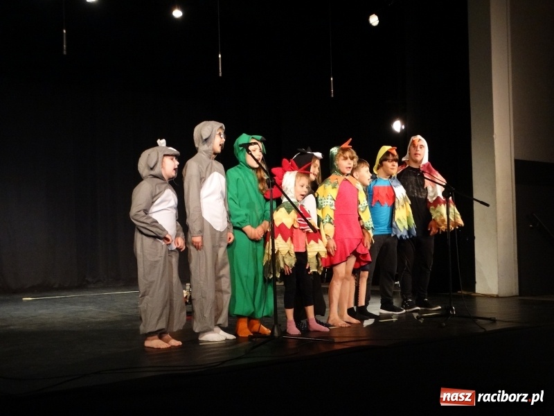 Zdjęcie w galerii na portalu naszraciborz.pl: Teatralne podsumowanie roku szkolnego w Młodzieżowym Domu Kultury wiadomości z regionu