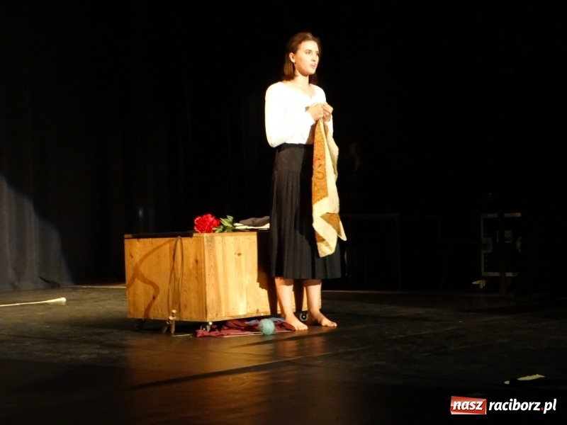 Zdjęcie w galerii na portalu naszraciborz.pl: Teatralne podsumowanie roku szkolnego w Młodzieżowym Domu Kultury wiadomości z regionu