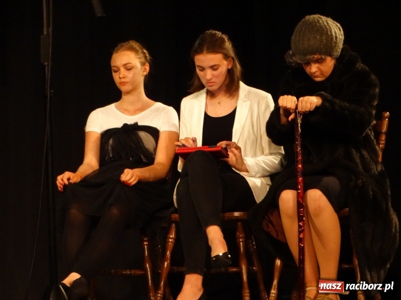 Zdjęcie w galerii na portalu naszraciborz.pl: Teatralne podsumowanie roku szkolnego w Młodzieżowym Domu Kultury wiadomości z regionu