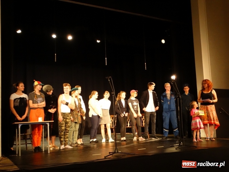 Zdjęcie w galerii na portalu naszraciborz.pl: Teatralne podsumowanie roku szkolnego w Młodzieżowym Domu Kultury wiadomości z regionu