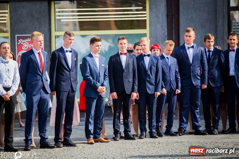 Zdjęcie w galerii na portalu naszraciborz.pl: Gimnazjaliści z Ostroga polonezem na rynku pożegnali szkołę  wiadomości z regionu