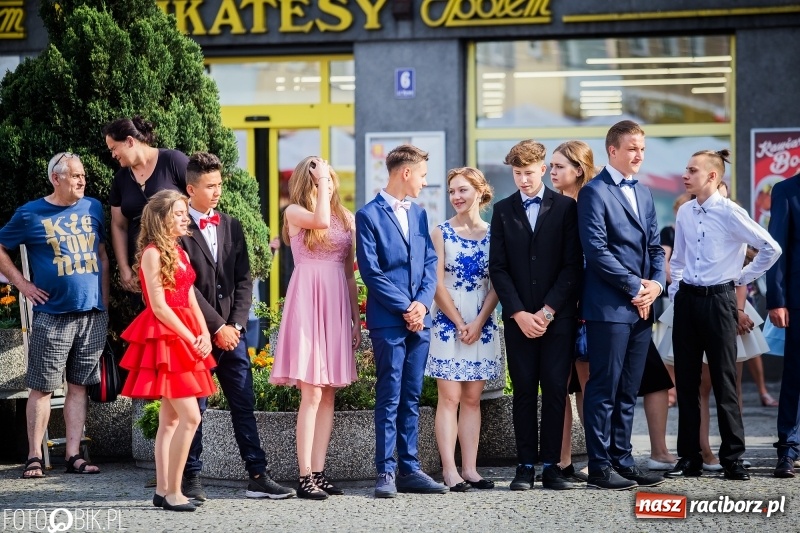 Zdjęcie w galerii na portalu naszraciborz.pl: Gimnazjaliści z Ostroga polonezem na rynku pożegnali szkołę  wiadomości z regionu