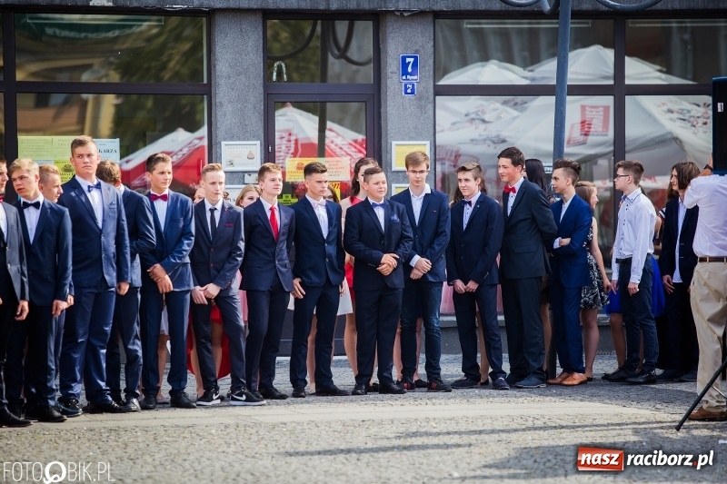 Zdjęcie w galerii na portalu naszraciborz.pl: Gimnazjaliści z Ostroga polonezem na rynku pożegnali szkołę  wiadomości z regionu