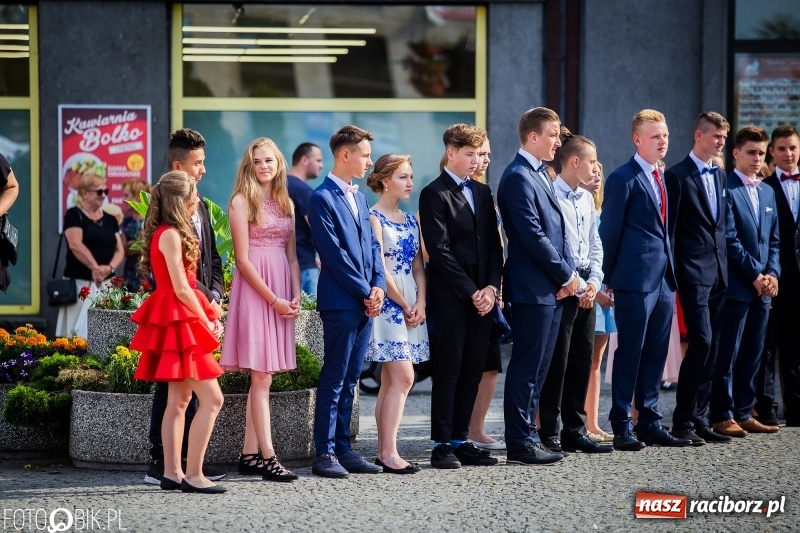 Zdjęcie w galerii na portalu naszraciborz.pl: Gimnazjaliści z Ostroga polonezem na rynku pożegnali szkołę  wiadomości z regionu