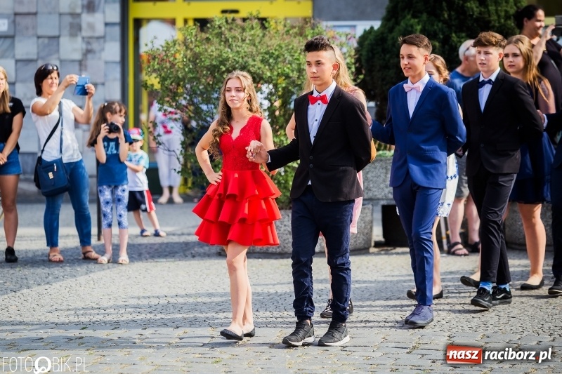 Zdjęcie w galerii na portalu naszraciborz.pl: Gimnazjaliści z Ostroga polonezem na rynku pożegnali szkołę  wiadomości z regionu