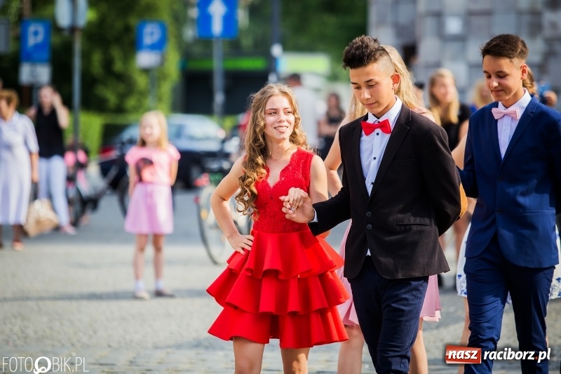 Zdjęcie w galerii na portalu naszraciborz.pl: Gimnazjaliści z Ostroga polonezem na rynku pożegnali szkołę  wiadomości z regionu