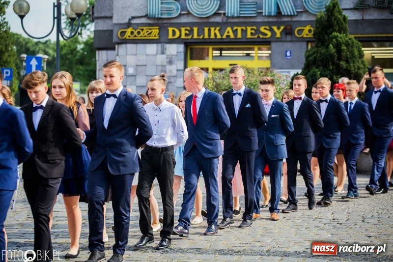 Zdjęcie w galerii na portalu naszraciborz.pl: Gimnazjaliści z Ostroga polonezem na rynku pożegnali szkołę  wiadomości z regionu