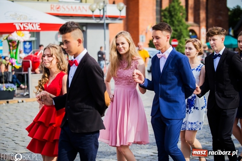 Zdjęcie w galerii na portalu naszraciborz.pl: Gimnazjaliści z Ostroga polonezem na rynku pożegnali szkołę  wiadomości z regionu