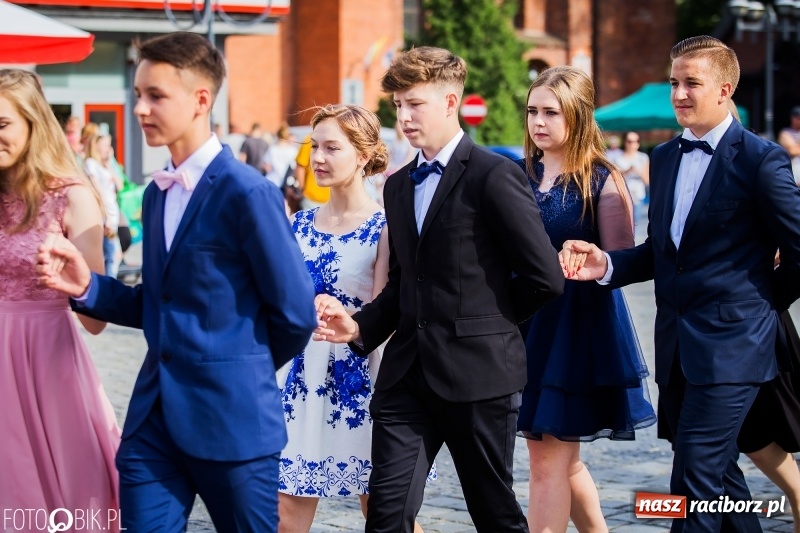 Zdjęcie w galerii na portalu naszraciborz.pl: Gimnazjaliści z Ostroga polonezem na rynku pożegnali szkołę  wiadomości z regionu