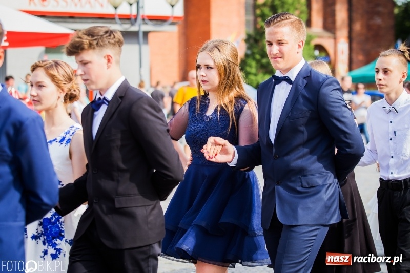Zdjęcie w galerii na portalu naszraciborz.pl: Gimnazjaliści z Ostroga polonezem na rynku pożegnali szkołę  wiadomości z regionu