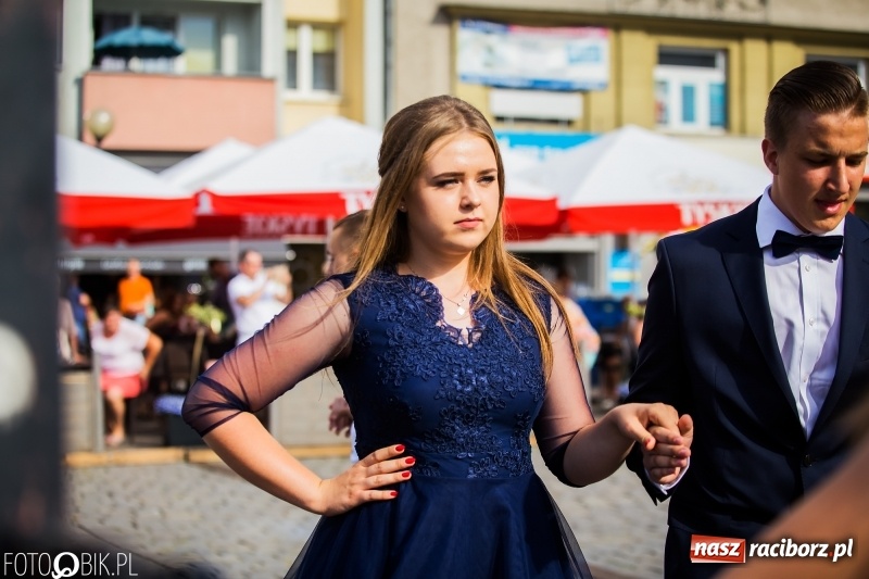 Zdjęcie w galerii na portalu naszraciborz.pl: Gimnazjaliści z Ostroga polonezem na rynku pożegnali szkołę  wiadomości z regionu