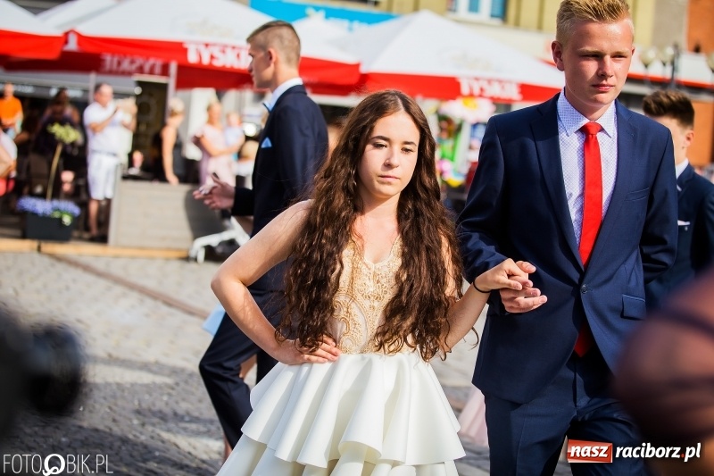 Zdjęcie w galerii na portalu naszraciborz.pl: Gimnazjaliści z Ostroga polonezem na rynku pożegnali szkołę  wiadomości z regionu