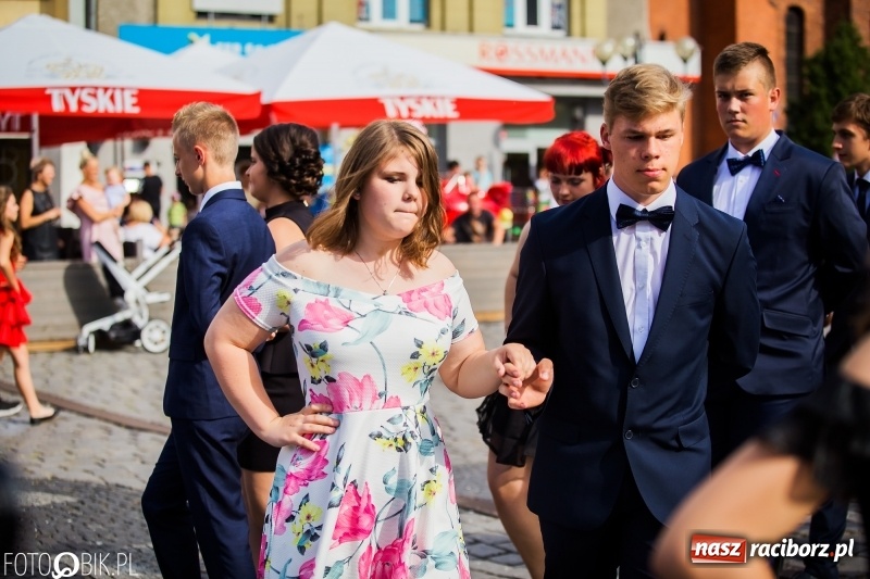 Zdjęcie w galerii na portalu naszraciborz.pl: Gimnazjaliści z Ostroga polonezem na rynku pożegnali szkołę  wiadomości z regionu
