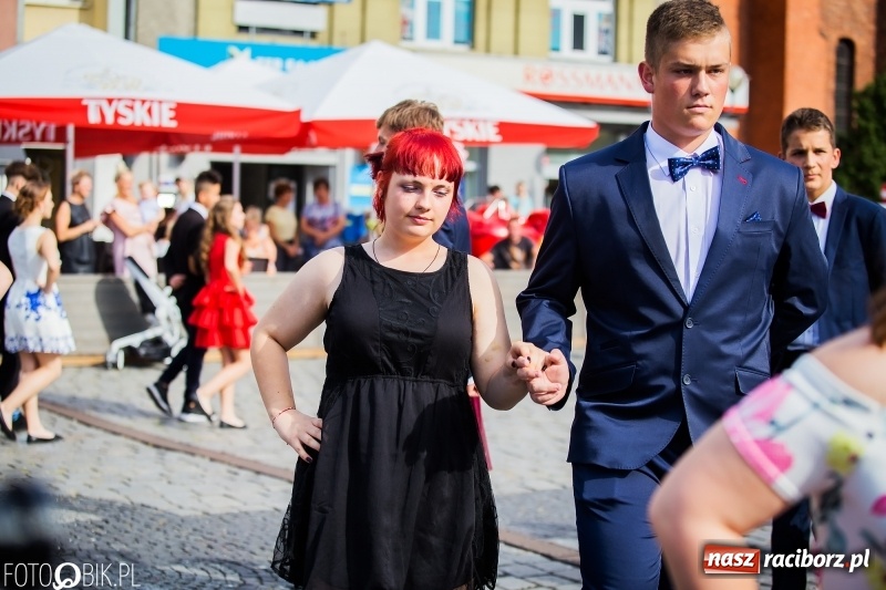 Zdjęcie w galerii na portalu naszraciborz.pl: Gimnazjaliści z Ostroga polonezem na rynku pożegnali szkołę  wiadomości z regionu