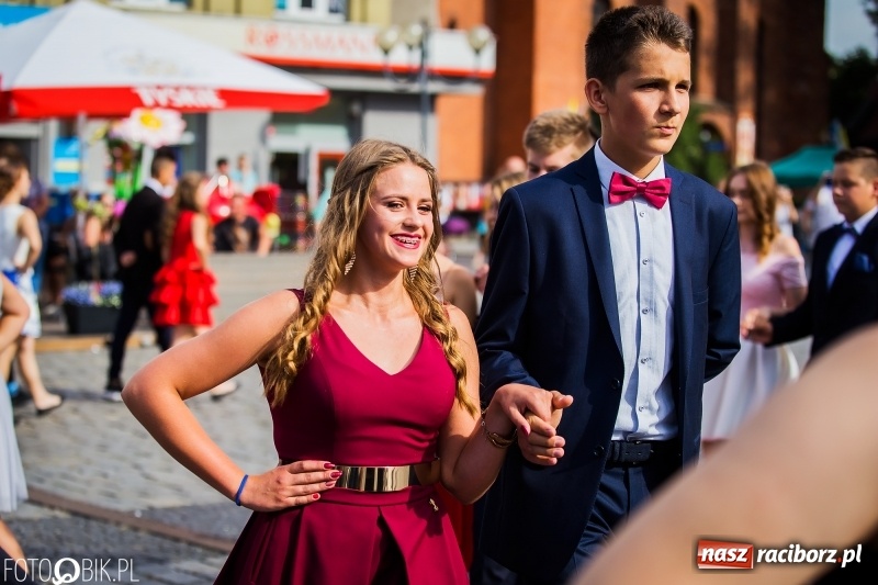 Zdjęcie w galerii na portalu naszraciborz.pl: Gimnazjaliści z Ostroga polonezem na rynku pożegnali szkołę  wiadomości z regionu