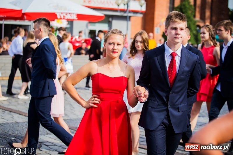 Zdjęcie w galerii na portalu naszraciborz.pl: Gimnazjaliści z Ostroga polonezem na rynku pożegnali szkołę  wiadomości z regionu