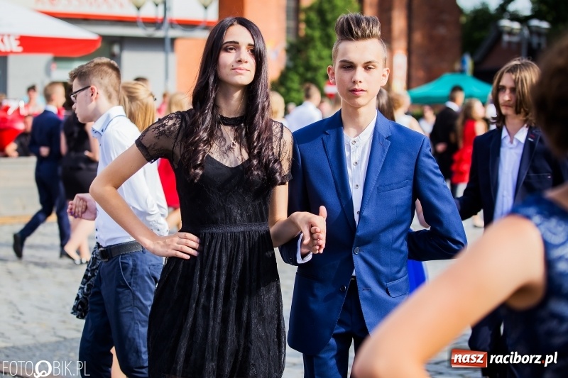 Zdjęcie w galerii na portalu naszraciborz.pl: Gimnazjaliści z Ostroga polonezem na rynku pożegnali szkołę  wiadomości z regionu