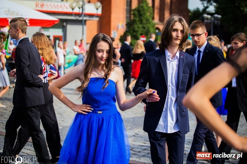 Zdjęcie w galerii na portalu naszraciborz.pl: Gimnazjaliści z Ostroga polonezem na rynku pożegnali szkołę  wiadomości z regionu