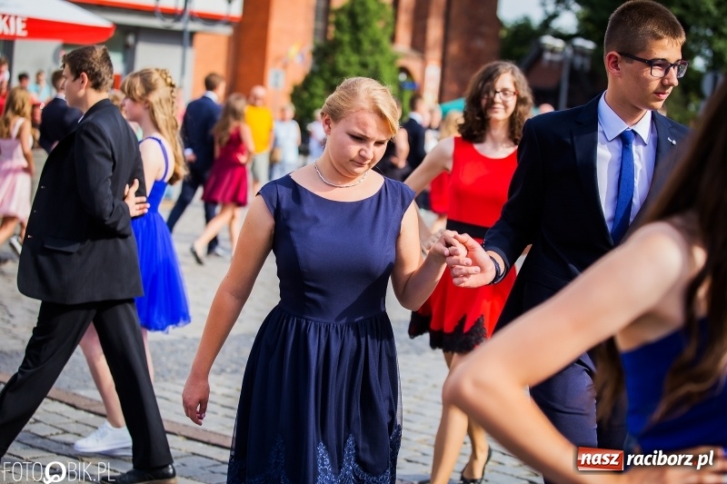 Zdjęcie w galerii na portalu naszraciborz.pl: Gimnazjaliści z Ostroga polonezem na rynku pożegnali szkołę  wiadomości z regionu