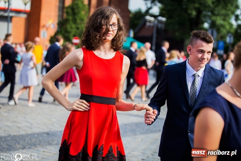 Zdjęcie w galerii na portalu naszraciborz.pl: Gimnazjaliści z Ostroga polonezem na rynku pożegnali szkołę  wiadomości z regionu