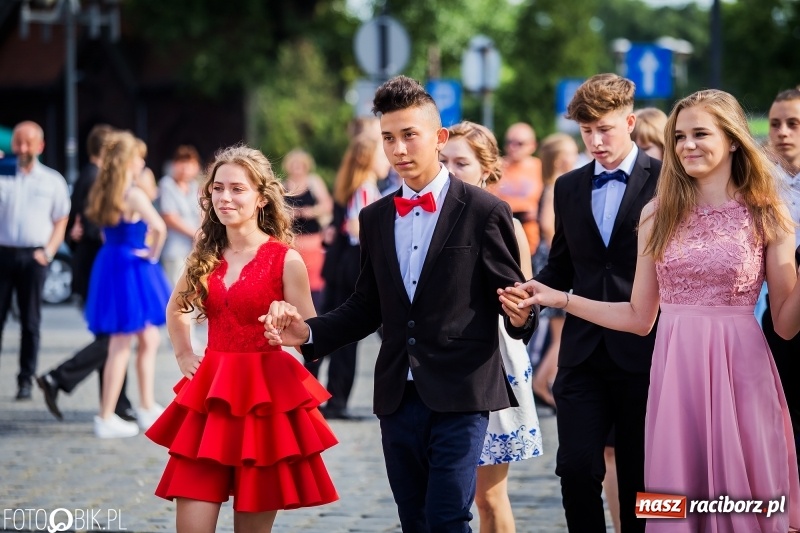 Zdjęcie w galerii na portalu naszraciborz.pl: Gimnazjaliści z Ostroga polonezem na rynku pożegnali szkołę  wiadomości z regionu