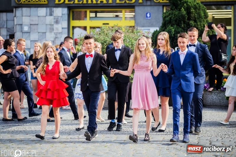 Zdjęcie w galerii na portalu naszraciborz.pl: Gimnazjaliści z Ostroga polonezem na rynku pożegnali szkołę  wiadomości z regionu