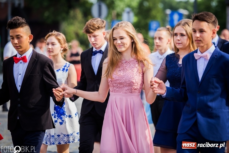 Zdjęcie w galerii na portalu naszraciborz.pl: Gimnazjaliści z Ostroga polonezem na rynku pożegnali szkołę  wiadomości z regionu