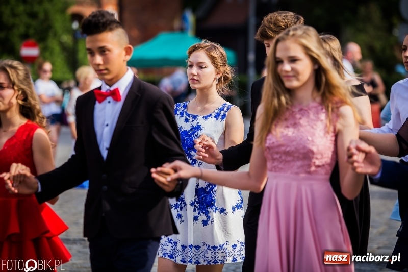 Zdjęcie w galerii na portalu naszraciborz.pl: Gimnazjaliści z Ostroga polonezem na rynku pożegnali szkołę  wiadomości z regionu