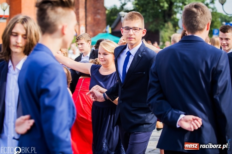 Zdjęcie w galerii na portalu naszraciborz.pl: Gimnazjaliści z Ostroga polonezem na rynku pożegnali szkołę  wiadomości z regionu