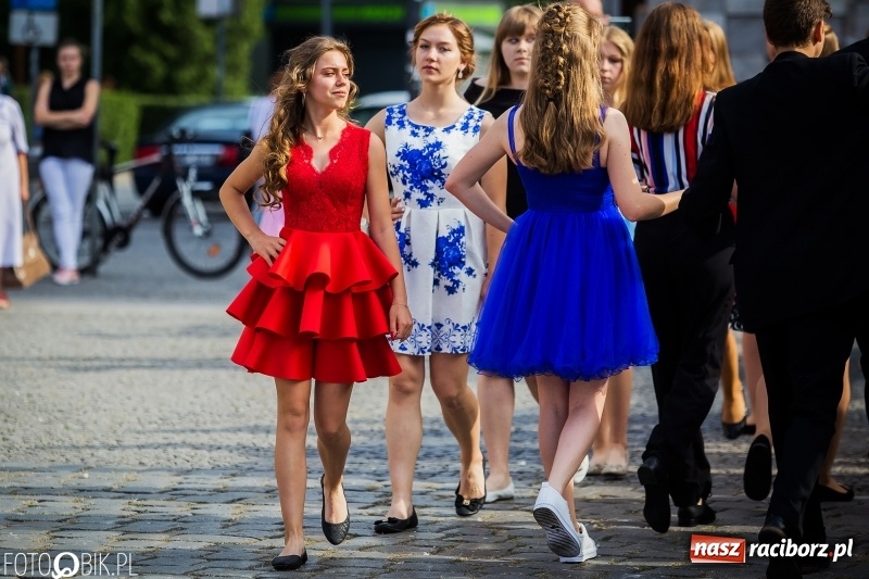 Zdjęcie w galerii na portalu naszraciborz.pl: Gimnazjaliści z Ostroga polonezem na rynku pożegnali szkołę  wiadomości z regionu
