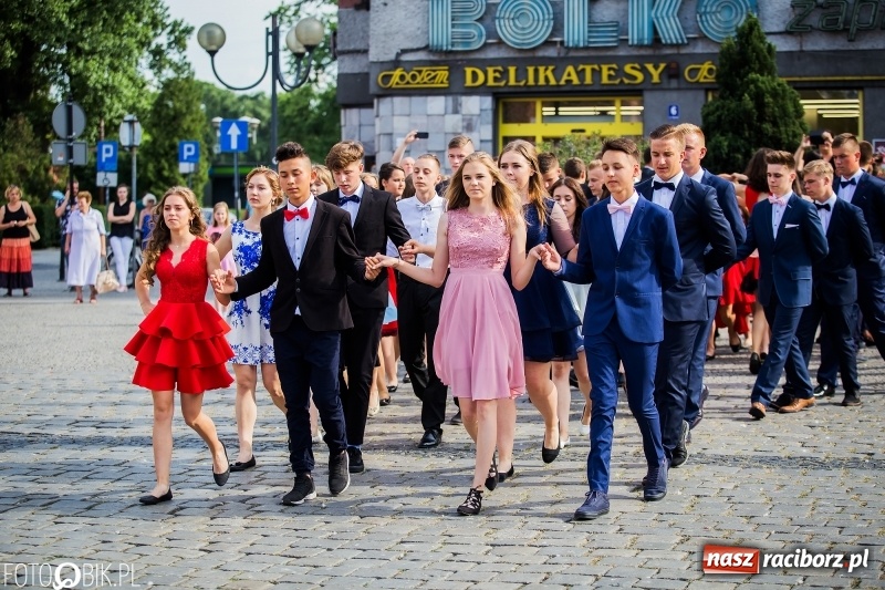 Zdjęcie w galerii na portalu naszraciborz.pl: Gimnazjaliści z Ostroga polonezem na rynku pożegnali szkołę  wiadomości z regionu