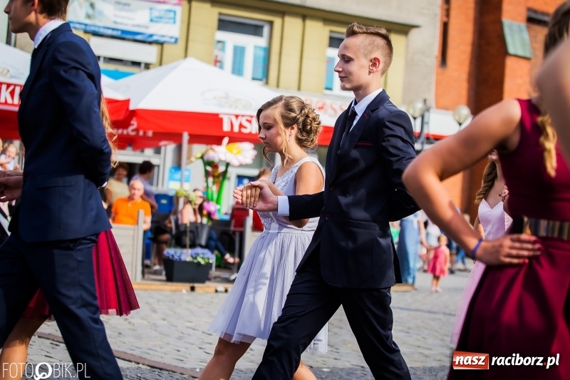 Zdjęcie w galerii na portalu naszraciborz.pl: Gimnazjaliści z Ostroga polonezem na rynku pożegnali szkołę  wiadomości z regionu