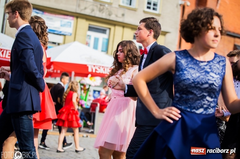 Zdjęcie w galerii na portalu naszraciborz.pl: Gimnazjaliści z Ostroga polonezem na rynku pożegnali szkołę  wiadomości z regionu
