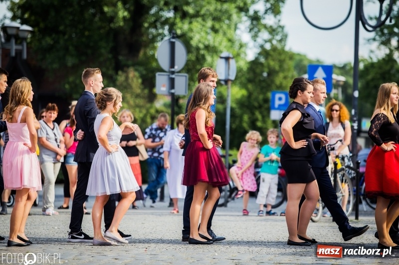 Zdjęcie w galerii na portalu naszraciborz.pl: Gimnazjaliści z Ostroga polonezem na rynku pożegnali szkołę  wiadomości z regionu
