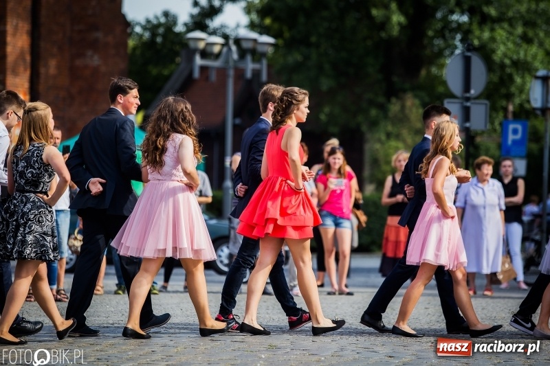 Zdjęcie w galerii na portalu naszraciborz.pl: Gimnazjaliści z Ostroga polonezem na rynku pożegnali szkołę  wiadomości z regionu