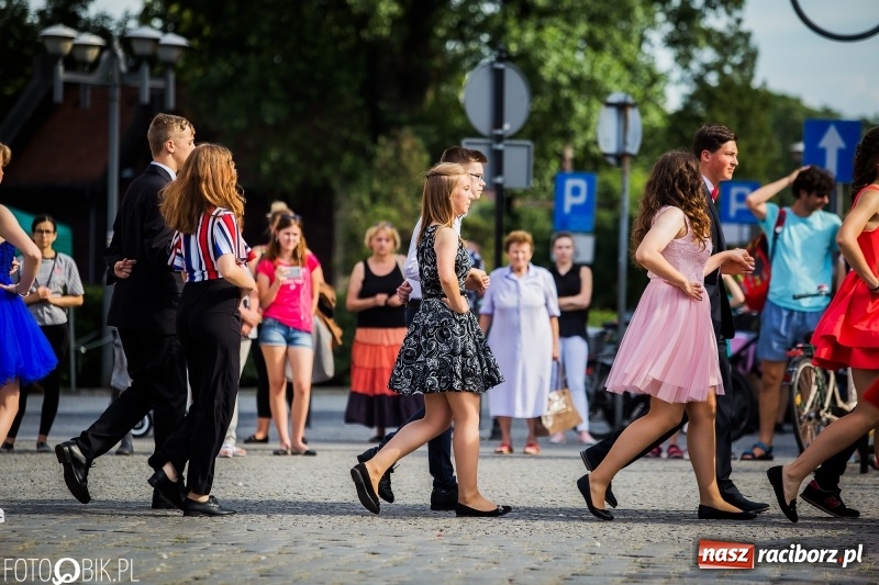 Zdjęcie w galerii na portalu naszraciborz.pl: Gimnazjaliści z Ostroga polonezem na rynku pożegnali szkołę  wiadomości z regionu
