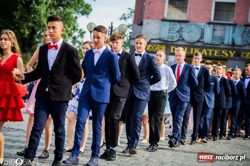 Zdjęcie w galerii na portalu naszraciborz.pl: Gimnazjaliści z Ostroga polonezem na rynku pożegnali szkołę  wiadomości z regionu
