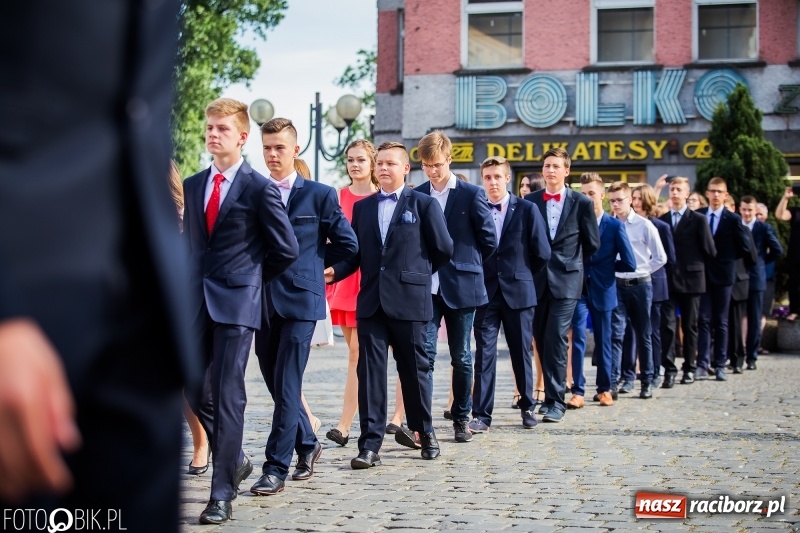 Zdjęcie w galerii na portalu naszraciborz.pl: Gimnazjaliści z Ostroga polonezem na rynku pożegnali szkołę  wiadomości z regionu