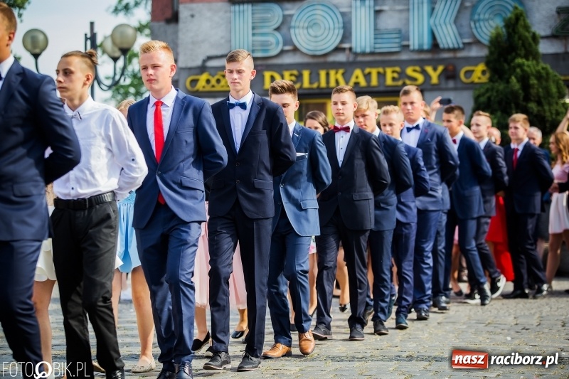 Zdjęcie w galerii na portalu naszraciborz.pl: Gimnazjaliści z Ostroga polonezem na rynku pożegnali szkołę  wiadomości z regionu