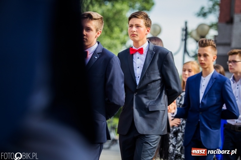 Zdjęcie w galerii na portalu naszraciborz.pl: Gimnazjaliści z Ostroga polonezem na rynku pożegnali szkołę  wiadomości z regionu