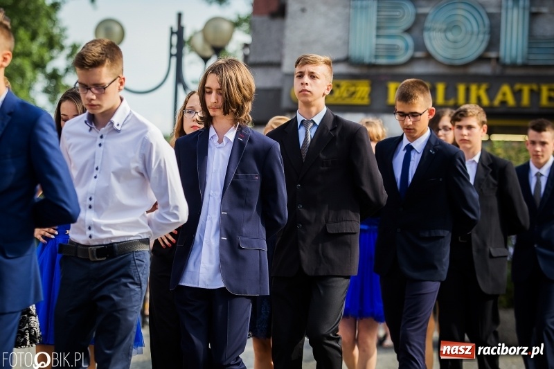 Zdjęcie w galerii na portalu naszraciborz.pl: Gimnazjaliści z Ostroga polonezem na rynku pożegnali szkołę  wiadomości z regionu