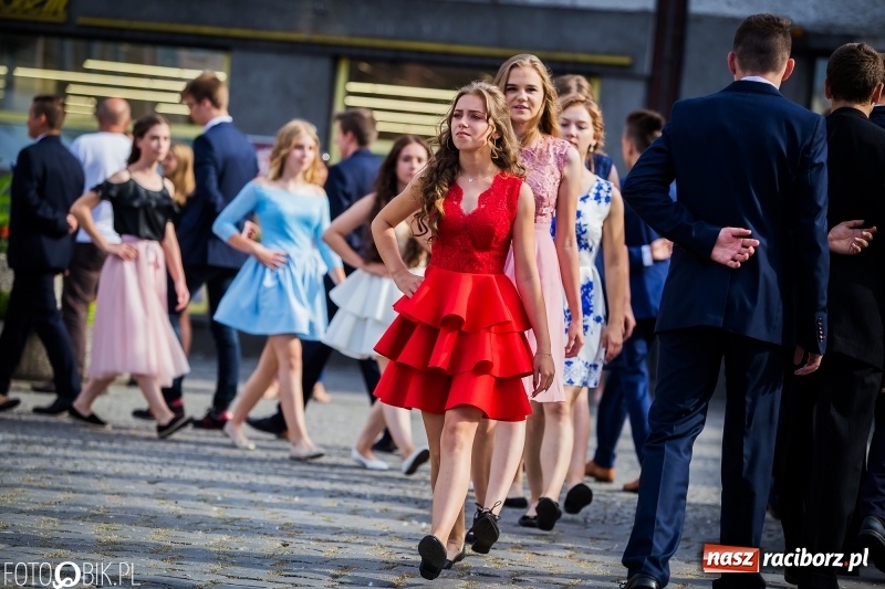 Zdjęcie w galerii na portalu naszraciborz.pl: Gimnazjaliści z Ostroga polonezem na rynku pożegnali szkołę  wiadomości z regionu