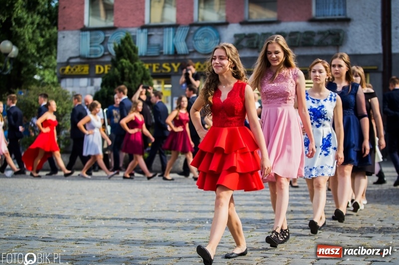 Zdjęcie w galerii na portalu naszraciborz.pl: Gimnazjaliści z Ostroga polonezem na rynku pożegnali szkołę  wiadomości z regionu